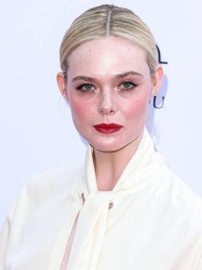 Givenchy giyimli Amerikalı aktris Elle Fanning, The Daily Front Row 'un 23 Nisan 2023' te Beverly Hills Hotel 'deki Crystal Garden' da düzenlenen 7. Moda Los Angeles Ödülleri 'ne ulaştı.. 