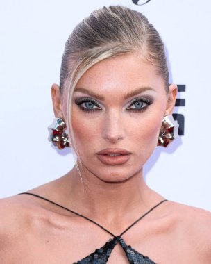 Elsa Hosk, The Daily Front Row 'un 7. Geleneksel Moda Los Angeles Ödülleri' ne 23 Nisan 2023 'te Beverly Hills Oteli' nde düzenlenen Crystal Garden 'da ulaştı.. 