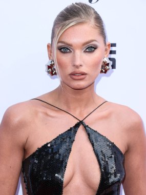 Elsa Hosk, The Daily Front Row 'un 7. Geleneksel Moda Los Angeles Ödülleri' ne 23 Nisan 2023 'te Beverly Hills Oteli' nde düzenlenen Crystal Garden 'da ulaştı.. 