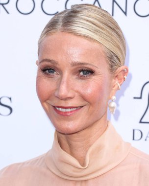 G etiketi takan Amerikalı aktris ve iş kadını Gwyneth Paltrow, 23 Nisan 2023 'te Beverly Hills, Los Angeles' taki The Beverly Hills Otel 'de düzenlenen The Daily Front Row' un 7. Moda Ödülleri 'ne geldi.