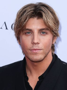 Dolce ve Gabbana giyen Amerikalı aktör Lukas Gage, The Daily Front Row 'un 23 Nisan 2023' te Beverly Hills, Los Angeles, ABD 'deki The Beverly Hills Hotel' deki Crystal Garden 'da düzenlenen 7.