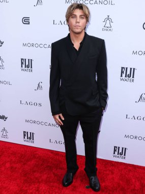 Dolce ve Gabbana giyen Amerikalı aktör Lukas Gage, The Daily Front Row 'un 23 Nisan 2023' te Beverly Hills, Los Angeles, ABD 'deki The Beverly Hills Hotel' deki Crystal Garden 'da düzenlenen 7.