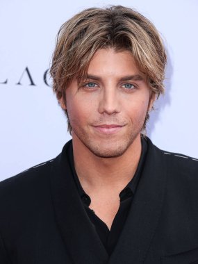 Dolce ve Gabbana giyen Amerikalı aktör Lukas Gage, The Daily Front Row 'un 23 Nisan 2023' te Beverly Hills, Los Angeles, ABD 'deki The Beverly Hills Hotel' deki Crystal Garden 'da düzenlenen 7.