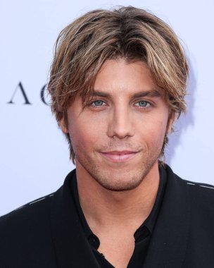 Dolce ve Gabbana giyen Amerikalı aktör Lukas Gage, The Daily Front Row 'un 23 Nisan 2023' te Beverly Hills, Los Angeles, ABD 'deki The Beverly Hills Hotel' deki Crystal Garden 'da düzenlenen 7.