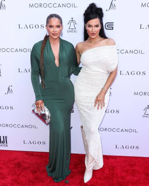 Olivia Pierson ve Natalie Halcro, The Daily Front Row 'un 7. Geleneksel Moda Los Angeles Ödülleri' ne 23 Nisan 2023 'te Beverly Hills Oteli' nde düzenlenen Crystal Garden 'a geldiler.. 