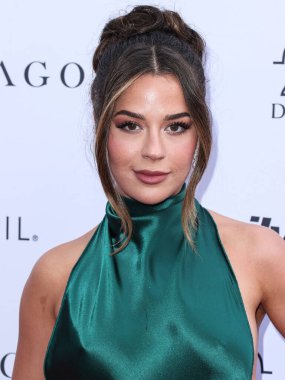 Tessa Brooks, The Daily Front Row 'un 7. Geleneksel Moda Los Angeles Ödülleri' ne 23 Nisan 2023 'te Beverly Hills Oteli' nde düzenlenen Crystal Garden 'da ulaştı.. 