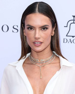 Alessandra Ambrosio, The Daily Front Row 'un 7. Geleneksel Moda Los Angeles Ödülleri' ne 23 Nisan 2023 'te Beverly Hills Oteli' nde düzenlenen Crystal Garden 'da ulaştı.. 