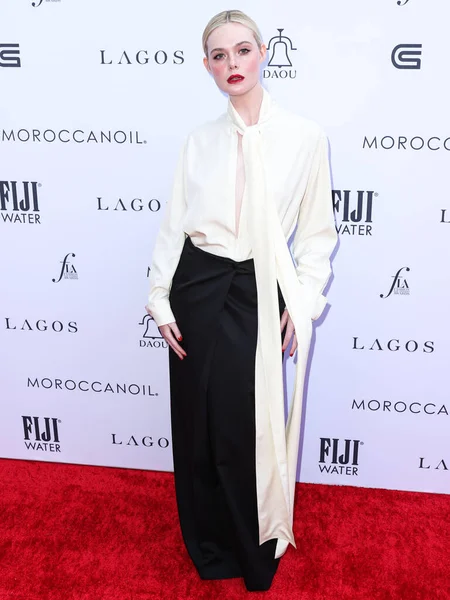 アメリカ人女優エル ファニング ジバンシーが2023年4月23日にロサンゼルスのビバリーヒルズホテルのクリスタルガーデンで開催されたデイリー フロント ロウの第7回ファッション ロサンゼルス アワードに到着 — ストック写真
