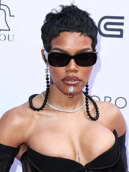 Monot giyen Amerikalı şarkıcı, aktris, dansçı ve koreograf Teyana Taylor, The Daily Front Row 'un The Beverly Hills Hotel' deki Crystal Garden 'daki 7. Moda Ödülleri' ne 23 Nisan 2023 'te ulaştı.