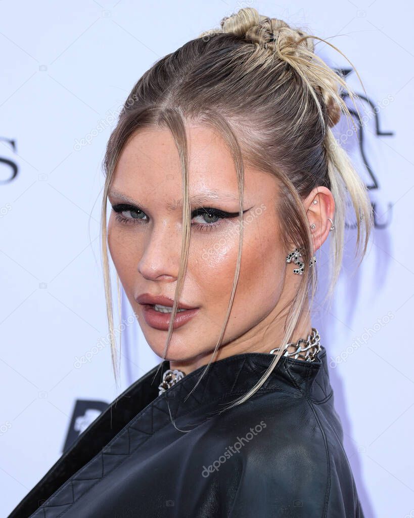 Josie Canseco llega al 7º Premio Anual de Moda de The Daily Front Row