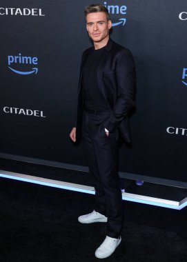 İskoç aktör Richard Madden, Dior takım elbise, Chopard marka saat ve Goodman Brand spor ayakkabıları ile 25 Nisan 2023 'te Los Angeles, Los Angeles' taki The Culver Theater 'da düzenlenen Amazon Prime Video' un 'Citadel' sezon 1 'gösterimine geldi..
