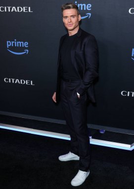 İskoç aktör Richard Madden, Dior takım elbise, Chopard marka saat ve Goodman Brand spor ayakkabıları ile 25 Nisan 2023 'te Los Angeles, Los Angeles' taki The Culver Theater 'da düzenlenen Amazon Prime Video' un 'Citadel' sezon 1 'gösterimine geldi..