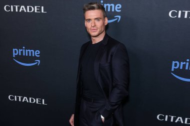 İskoç aktör Richard Madden, Dior takım elbise, Chopard marka saat ve Goodman Brand spor ayakkabıları ile 25 Nisan 2023 'te Los Angeles, Los Angeles' taki The Culver Theater 'da düzenlenen Amazon Prime Video' un 'Citadel' sezon 1 'gösterimine geldi..