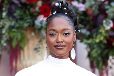 Amerikalı aktris Arsema Thomas, Netflix 'in Queen Charlotte: A Bridgerton Story' nin birinci sezonunu 26 Nisan 2023 'te Westwood, Los Angeles, Kaliforniya, ABD' deki Regency Village Theatre 'da düzenlenen Dünya Premiere Screening Event of Netflix' in birinci sezonuna geliyor.. 
