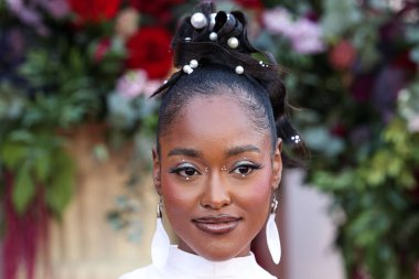 Amerikalı aktris Arsema Thomas, Netflix 'in Queen Charlotte: A Bridgerton Story' nin birinci sezonunu 26 Nisan 2023 'te Westwood, Los Angeles, Kaliforniya, ABD' deki Regency Village Theatre 'da düzenlenen Dünya Premiere Screening Event of Netflix' in birinci sezonuna geliyor.. 