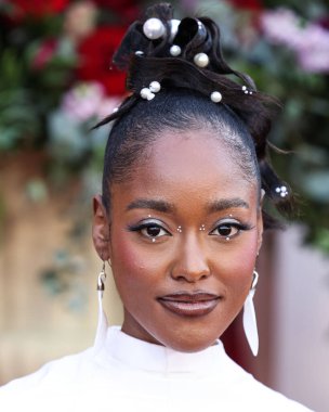 Amerikalı aktris Arsema Thomas, Netflix 'in Queen Charlotte: A Bridgerton Story' nin birinci sezonunu 26 Nisan 2023 'te Westwood, Los Angeles, Kaliforniya, ABD' deki Regency Village Theatre 'da düzenlenen Dünya Premiere Screening Event of Netflix' in birinci sezonuna geliyor.. 