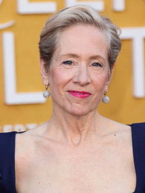 Amerikalı televizyon ve film yapımcısı Betsy Beers, Netflix 'in Queen Charlotte: A Bridgerton Story' nin birinci sezonuna 26 Nisan 2023 'te Westwood, Los Angeles, Kaliforniya' daki Regency Village Theatre 'a geldi.