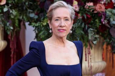 Amerikalı televizyon ve film yapımcısı Betsy Beers, Netflix 'in Queen Charlotte: A Bridgerton Story' nin birinci sezonuna 26 Nisan 2023 'te Westwood, Los Angeles, Kaliforniya' daki Regency Village Theatre 'a geldi.