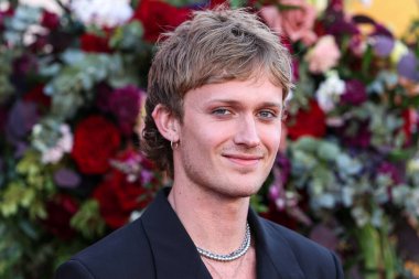 Freddie Dennis, Netflix 'in Queen Charlotte: A Bridgerton Story' nin dünya prömiyer etkinliğine 26 Nisan 2023 'te Westwood, Los Angeles, Kaliforniya, ABD' deki Regency Village Theatre 'da düzenlenen 1.. 