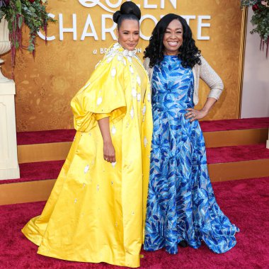Golda Rosheuvel ve Shonda Rhimes Netflix 'in Queen Charlotte: A Bridgerton Story' nin birinci sezonuna 26 Nisan 2023 'te Westwood, Los Angeles, Kaliforniya, ABD' deki Regency Village Theatre 'a geldiler..