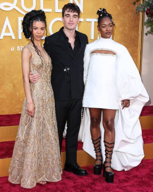 India Amarteifio, Corey Mylchreest ve Arsema Thomas, Netflix 'in Queen Charlotte: A Bridgerton Story' nin birinci sezonunun dünya prömiyer gösterimine 26 Nisan 2023 'te Westwood, Los Angeles, Kaliforniya' daki Regency Village Theatre 'da geldiler.