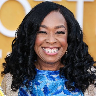 Amerikalı televizyon senaristi, yapımcısı ve yazarı Shonda Rhimes, Netflix 'in Queen Charlotte: A Bridgerton Story' nin dünya prömiyer gösterimine 26 Nisan 2023 'te Westwood, LA, CA