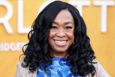 Amerikalı televizyon senaristi, yapımcısı ve yazarı Shonda Rhimes, Netflix 'in Queen Charlotte: A Bridgerton Story' nin dünya prömiyer gösterimine 26 Nisan 2023 'te Westwood, LA, CA