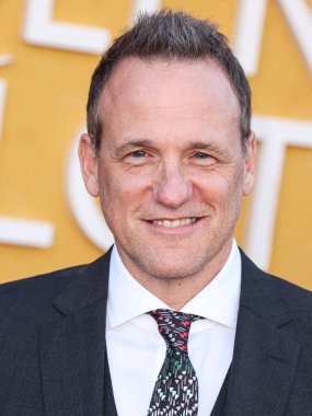 Amerikalı aktör, yönetmen ve yapımcı Tom Verica Netflix 'in Queen Charlotte: A Bridgerton Story' nin birinci sezonuna 26 Nisan 2023 'te Westwood, Los Angeles, Kaliforniya' daki Regency Village Theatre 'a geldi.