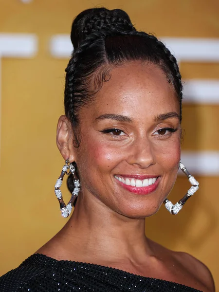 Amerikalı şarkıcı, söz yazarı ve piyanist Alicia Keys, Netflix 'in Queen Charlotte: A Bridgerton Story' nin dünya prömiyer gösterimine 26 Nisan 2023 'te Westwood, Los Angeles, Kaliforniya' daki Regency Village Theatre 'da düzenlenen 1.