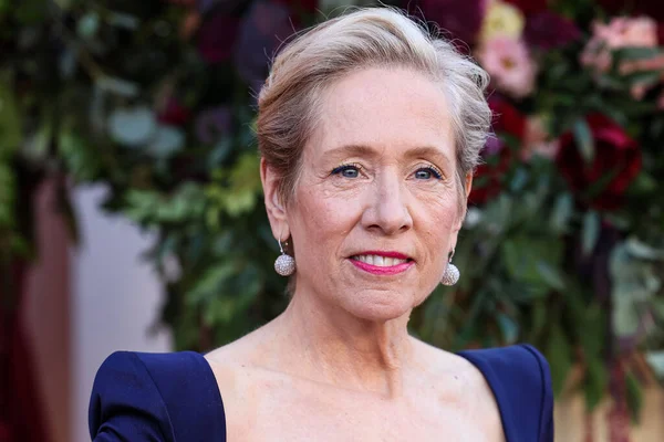 Amerikalı televizyon ve film yapımcısı Betsy Beers, Netflix 'in Queen Charlotte: A Bridgerton Story' nin birinci sezonuna 26 Nisan 2023 'te Westwood, Los Angeles, Kaliforniya' daki Regency Village Theatre 'a geldi.