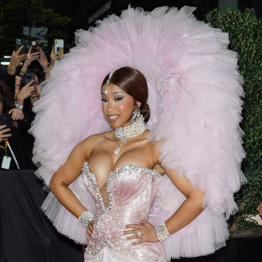 Cardi B (Belcalis Marlenis Almanzar Cephus) 'Karl Lagerfeld: A Line of Beauty' i 1 Mayıs 2023 'te Manhattan, New York' ta kutlayan The Mark Hotel 'den ayrılır.