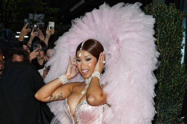 Cardi B (Belcalis Marlenis Almanzar Cephus) 'Karl Lagerfeld: A Line of Beauty' i 1 Mayıs 2023 'te Manhattan, New York' ta kutlayan The Mark Hotel 'den ayrılır.