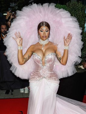 Cardi B (Belcalis Marlenis Almanzar Cephus) 'Karl Lagerfeld: A Line of Beauty' i 1 Mayıs 2023 'te Manhattan, New York' ta kutlayan The Mark Hotel 'den ayrılır.