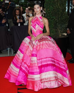 Grace Elizabeth 'in Christopher John Rogers' ı giymesi The Mark Hotel 'den 2023 Met Gala (2023 Kostüm Enstitüsü Yardım Derneği)' Karl Lagerfeld: A Line of Beauty 'i kutlamak için 1 Mayıs 2023' te Manhattan, New York City 'de ayrılıyor.,