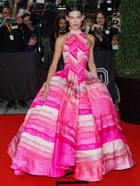 Grace Elizabeth 'in Christopher John Rogers' ı giymesi The Mark Hotel 'den 2023 Met Gala (2023 Kostüm Enstitüsü Yardım Derneği)' Karl Lagerfeld: A Line of Beauty 'i kutlamak için 1 Mayıs 2023' te Manhattan, New York City 'de ayrılıyor.,