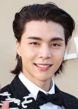 Güney Koreli erkek grubu NCT 127 'den Amerikalı rapçi Johnny Suh, 6 Mayıs 2023' te Los Angeles, Kaliforniya, ABD 'deki The Music Center' da düzenlenen Gold House 'un 2..