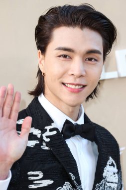 Güney Koreli erkek grubu NCT 127 'den Amerikalı rapçi Johnny Suh, 6 Mayıs 2023' te Los Angeles, Kaliforniya, ABD 'deki The Music Center' da düzenlenen Gold House 'un 2..