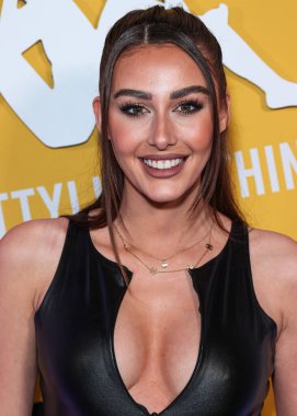 Chloe Veitch, 9 Mayıs 2023 'te Hollywood Sunset Room Hollywood' da düzenlenen PrettyLittleThing X Kappa Fırlatma Partisi 'ne geldi.. 