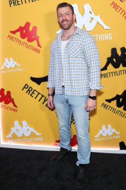Damian Powers, 9 Mayıs 2023 'te Hollywood Sunset Room Hollywood' da düzenlenen PrettyLittleThing X Kappa Fırlatma Partisi 'ne geldi.. 