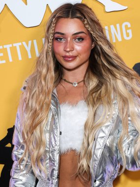 Isabella Durham, 9 Mayıs 2023 'te Hollywood Sunset Room Hollywood' da düzenlenen PrettyLittleThing X Kappa Fırlatma Partisi 'ne geldi.. 