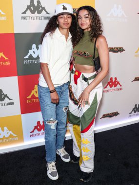 Mariah Linney ve kız arkadaşı Madison Bailey, 9 Mayıs 2023 'te Hollywood, Los Angeles, Kaliforniya, ABD' de Sunset Room Hollywood 'da düzenlenen PrettyLittleThing X Kappa Fırlatma Partisi' ne geldiler.. 