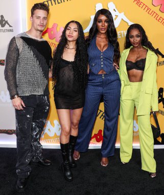 Nic Birchall, Avery Grooms, Zeta Morrison ve Trina Njoroge, 9 Mayıs 2023 'te Hollywood, Los Angeles, Kaliforniya, ABD' de Sunset Room Hollywood 'da düzenlenen PrettyLittleThing X Kappa Fırlatma Partisi' ne geldiler.. 