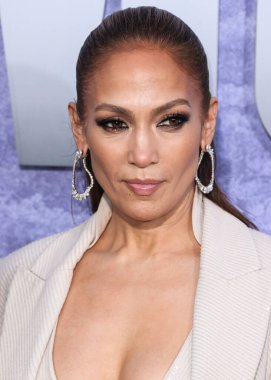 Jennifer Lopez (J.Lo, Jennifer Lynn Lopez-Affleck) Brunello Cucinelli tarzı özel bir görünüm, Tyler Ellis marka çanta giyer ve Fernando Jorge mücevherleri 10 Mayıs 2023 'te Westwood, Los Angeles' ta bulunan Netflix 'in 