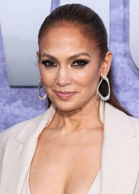 Jennifer Lopez (J.Lo, Jennifer Lynn Lopez-Affleck) Brunello Cucinelli tarzı özel bir görünüm, Tyler Ellis marka çanta giyer ve Fernando Jorge mücevherleri 10 Mayıs 2023 'te Westwood, Los Angeles' ta bulunan Netflix 'in 