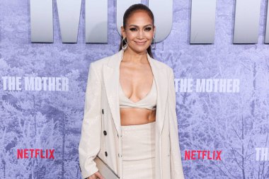 Jennifer Lopez (J.Lo, Jennifer Lynn Lopez-Affleck) Brunello Cucinelli tarzı özel bir görünüm, Tyler Ellis marka çanta giyer ve Fernando Jorge mücevherleri 10 Mayıs 2023 'te Westwood, Los Angeles' ta bulunan Netflix 'in 