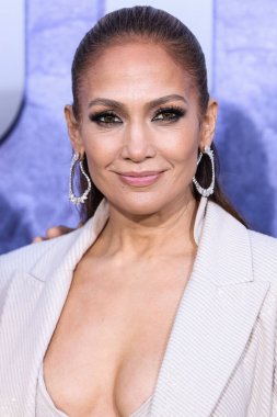 Jennifer Lopez (J.Lo, Jennifer Lynn Lopez-Affleck) Brunello Cucinelli tarzı özel bir görünüm, Tyler Ellis marka çanta giyer ve Fernando Jorge mücevherleri 10 Mayıs 2023 'te Westwood, Los Angeles' ta bulunan Netflix 'in 