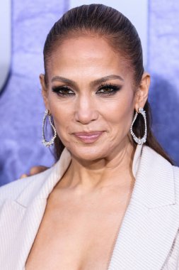 Jennifer Lopez (J.Lo, Jennifer Lynn Lopez-Affleck) Brunello Cucinelli tarzı özel bir görünüm, Tyler Ellis marka çanta giyer ve Fernando Jorge mücevherleri 10 Mayıs 2023 'te Westwood, Los Angeles' ta bulunan Netflix 'in 