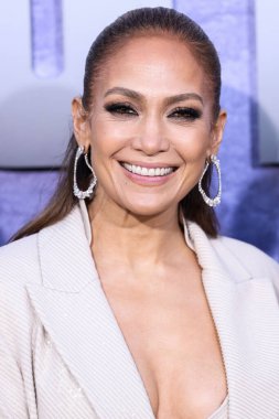 Jennifer Lopez (J.Lo, Jennifer Lynn Lopez-Affleck) Brunello Cucinelli tarzı özel bir görünüm, Tyler Ellis marka çanta giyer ve Fernando Jorge mücevherleri 10 Mayıs 2023 'te Westwood, Los Angeles' ta bulunan Netflix 'in 