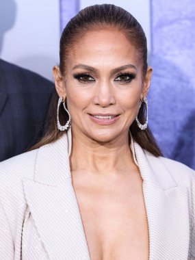 Jennifer Lopez (J.Lo, Jennifer Lynn Lopez-Affleck) Brunello Cucinelli tarzı özel bir görünüm, Tyler Ellis marka çanta giyer ve Fernando Jorge mücevherleri 10 Mayıs 2023 'te Westwood, Los Angeles' ta bulunan Netflix 'in 