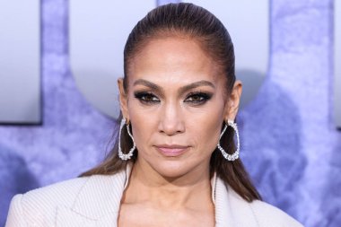 Jennifer Lopez (J.Lo, Jennifer Lynn Lopez-Affleck) Brunello Cucinelli tarzı özel bir görünüm, Tyler Ellis marka çanta giyer ve Fernando Jorge mücevherleri 10 Mayıs 2023 'te Westwood, Los Angeles' ta bulunan Netflix 'in 